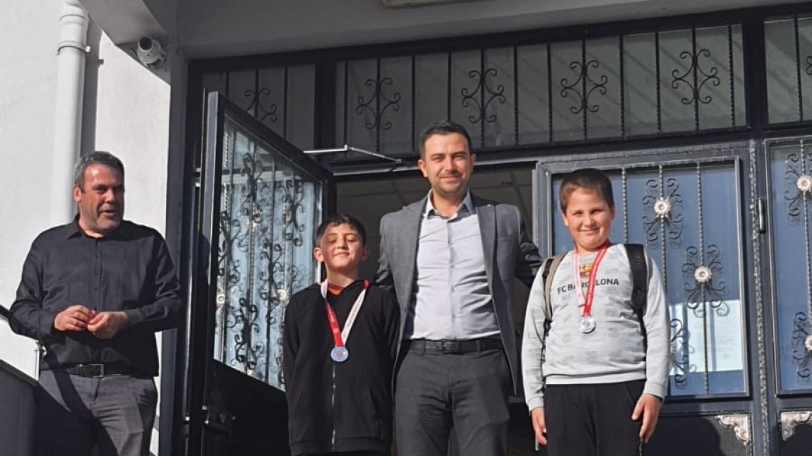 Satranç Turnuvasında Eylül ve Ekim Ayı Birincisi Öğrencilerimize Madalya Verildi